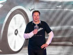 Musk dejó entrever una nueva actualización para el sistema Autopilot de Tesla en la que presuntamente los conductores podrán retirar sus manos del volante mientras se esté conduciendo. AFP/ARCHIVO