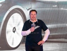 Musk dejó entrever una nueva actualización para el sistema Autopilot de Tesla en la que presuntamente los conductores podrán retirar sus manos del volante mientras se esté conduciendo. AFP/ARCHIVO