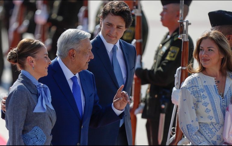 El Presidente Andrés Manuel López Obrador recibió al canadiense Justin Trudeau en el Aeropuerto Felipe Ángeles. EFE/I. Esquivel