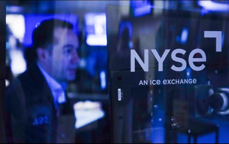 Dos de los tres principales índices terminaron en números rojos este lunes. AP/S. Wenig