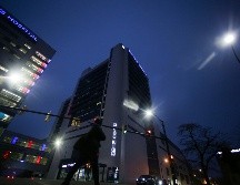 El jugador Hamlin abandonó el hospital de Cincinnati y voló rumbo a Buffalo, en Nueva York. AP/Joshua Bessex