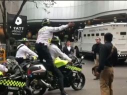 El agente que encabeza la formación insiste en que va al hotel Marriot y trae “al de Canadá”. ESPECIAL