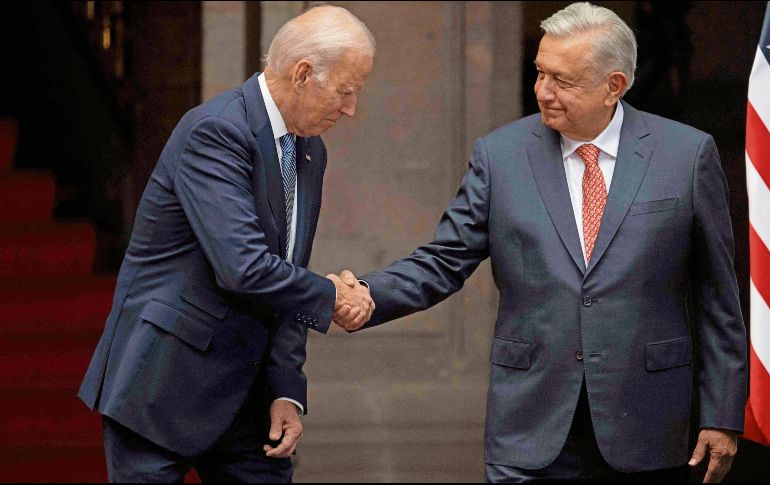Antes de reunirse con sus respectivos equipos, López Obrador y Biden se mostraron amables frente a las cámaras en Palacio Nacional. AFP