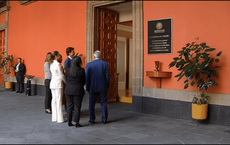 La esposa de López Obrador, Beatriz Gutiérrez Müller, da un recorrido a los invitados por Palacio Nacional. YOUTUBE / Gobierno de México