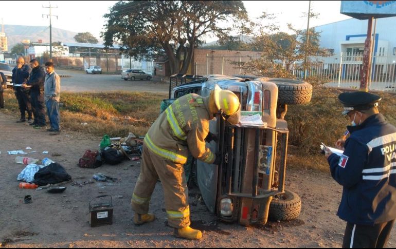 El conductor perdió el control del vehículo, lo que generó la volcadura. ESPECIAL/Protección Civil 