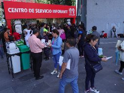 Los interesados que se formaron desde temprana hora estaban saliendo aproximadamente a las dos de la tarde. EL INFORMADOR/C. Zepeda