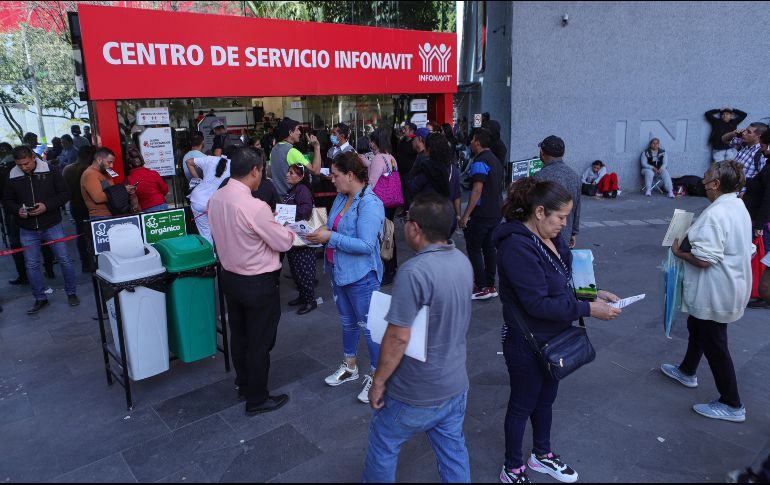 Los interesados que se formaron desde temprana hora estaban saliendo aproximadamente a las dos de la tarde. EL INFORMADOR/C. Zepeda