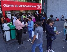 Los interesados que se formaron desde temprana hora estaban saliendo aproximadamente a las dos de la tarde. EL INFORMADOR/C. Zepeda