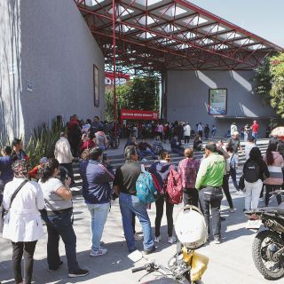 Jaliscienses abarrotan Infonavit para reestructurar sus créditos 