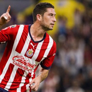 Santiago Ormeño, con posibilidades mínimas de jugar si sigue en Chivas