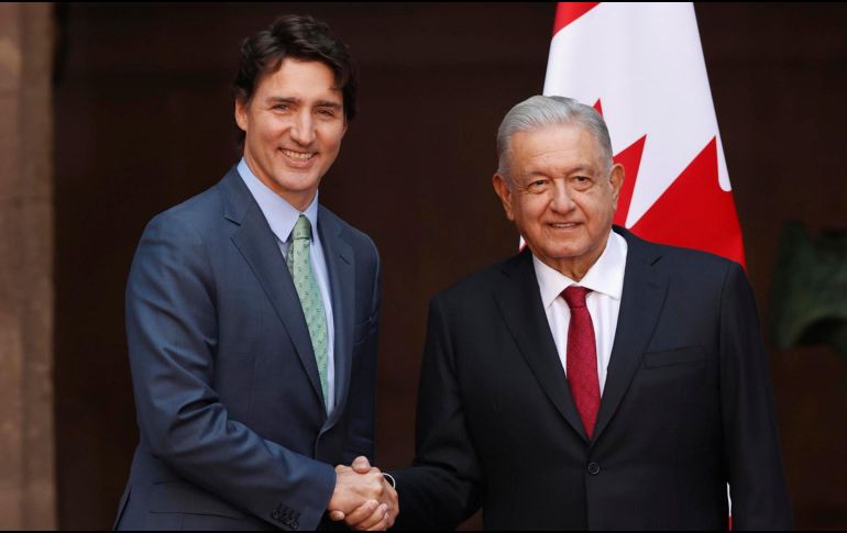 Andrés Manuel López Obrador, junto al primer ministro de Canadá Justin Trudeau, hoy en el Palacio Nacional en Ciudad de México. EFE/ J. Méndez