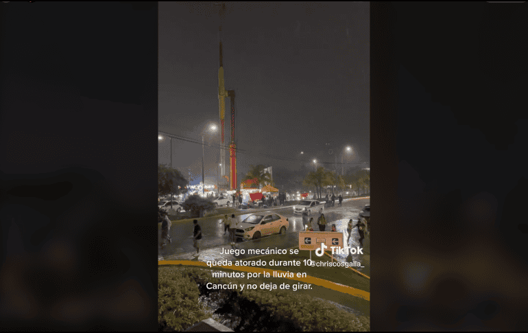 En las imágenes difundidas se observa un juego mecánico girando con personas en su interior, mientras se escuchan gritos y otros paseantes corren por la calle, mientras una lluvia azota a la feria. TIKTOK / chriscosgalla_