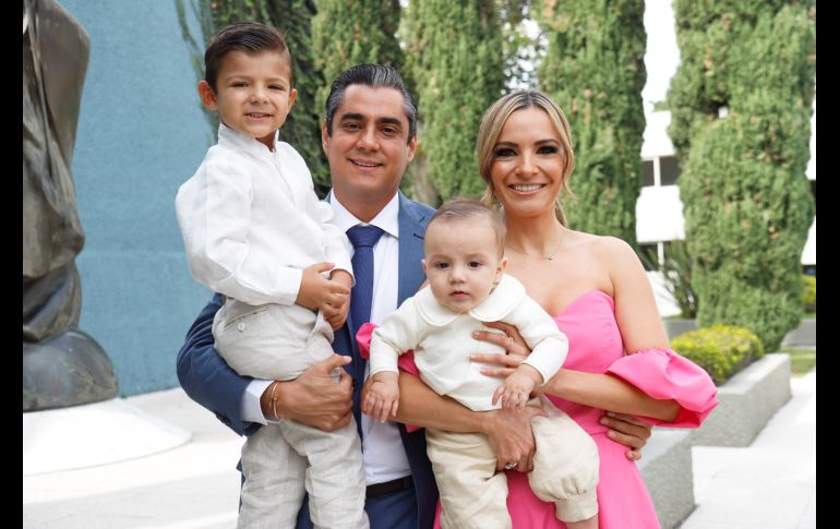 Franco, Armando y Santiago Orozco con Bettyna Alfaro. GENTE BIEN JALISCO/Claudio Jimeno