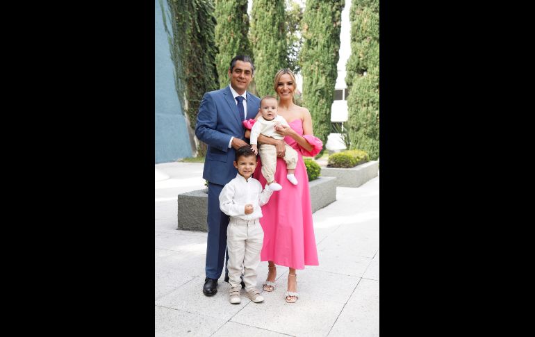 Franco, Armando y Santiago Orozco con Bettyna Alfaro. GENTE BIEN JALISCO/Claudio Jimeno