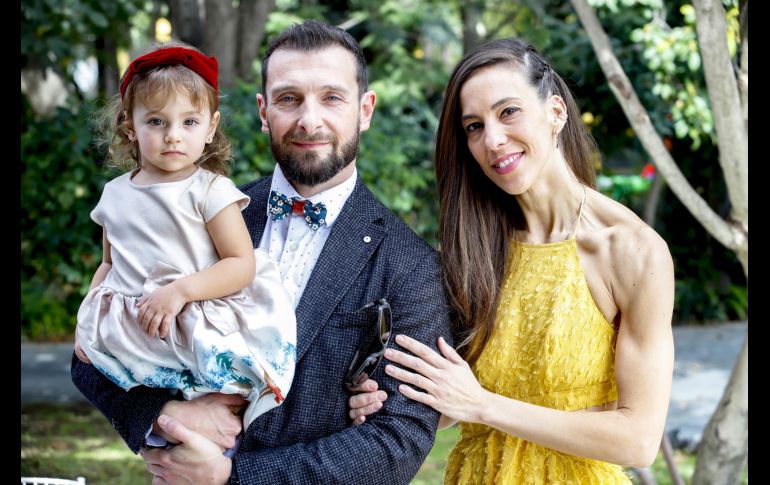 Kamilla y Fabio Lauria con Karen Paredes. GENTE BIEN JALISCO/Claudio Jimeno