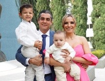 Franco, Armando y Santiago Orozco con Bettyna Alfaro. GENTE BIEN JALISCO/Claudio Jimeno