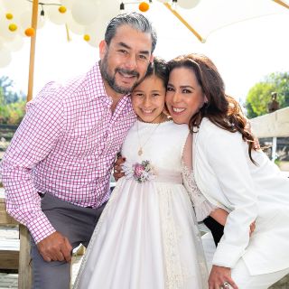 Julianna López recibe su Primera Comunión