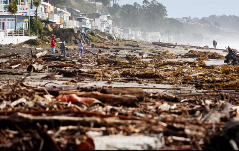 Los habitantes de Aptos, cerca de Santa Cruz, apenas contemplan la magnitud de los daños. AFP