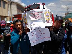 Familiares de los fallecidos cargaron los ataúdes. AP