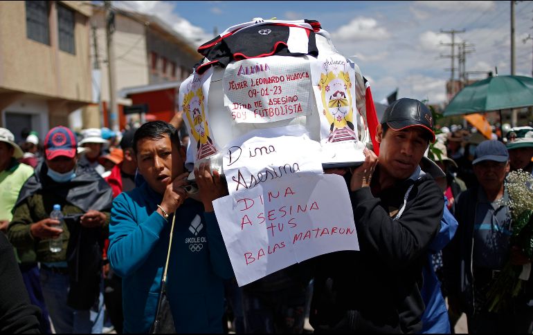 Familiares de los fallecidos cargaron los ataúdes. AP