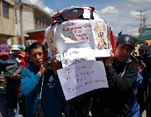 Familiares de los fallecidos cargaron los ataúdes. AP