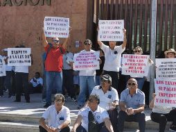 Afuera del edificio del Poder Judicial en Cancún, taxistas y líderes sindicales presenciaron la sesión sobre la entrada de Uber, y protestaron para que no entre a Quintana Roo. SUN