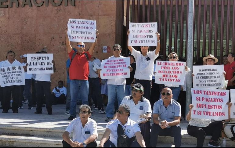 Afuera del edificio del Poder Judicial en Cancún, taxistas y líderes sindicales presenciaron la sesión sobre la entrada de Uber, y protestaron para que no entre a Quintana Roo. SUN