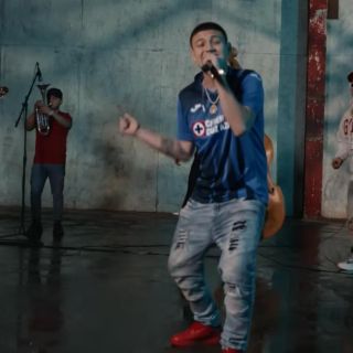 Presentan narcocorrido con playera del Cruz Azul dedicado al "Chapo" Guzmán