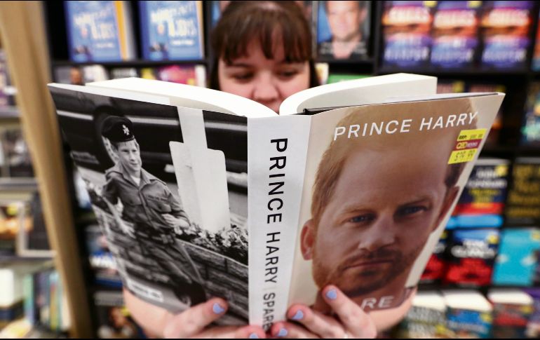 Las memorias del príncipe Harry, “En la sombra”, baten récord de ventas. EFE