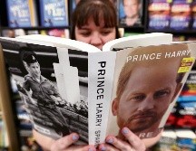 A pesar de las buenas ventas, la popularidad del príncipe está por los suelos en el Reino Unido, donde muchos consideran que quiere los beneficios de la realeza sin sus inconvenientes. EFE / ARCHIVO