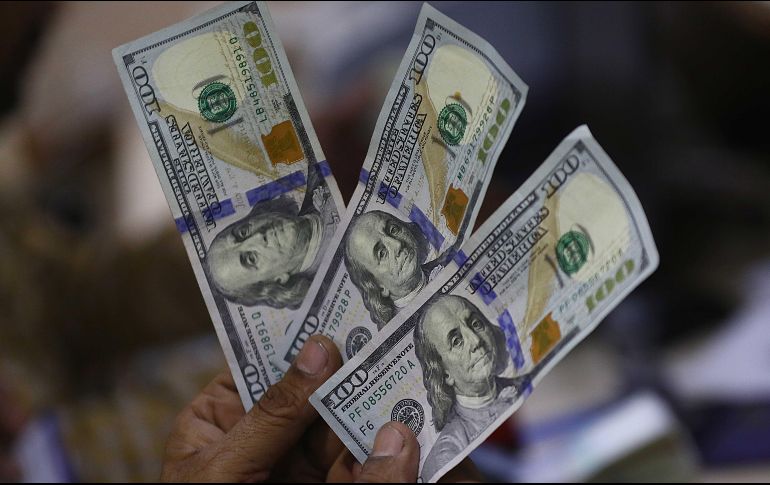 El dólar al menudeo abre este jueves a la venta en 19.35 pesos en las ventanillas de los bancos, 0.31% o 6 centavos por abajo del cierre del miércoles. EFE / ARCHIVO