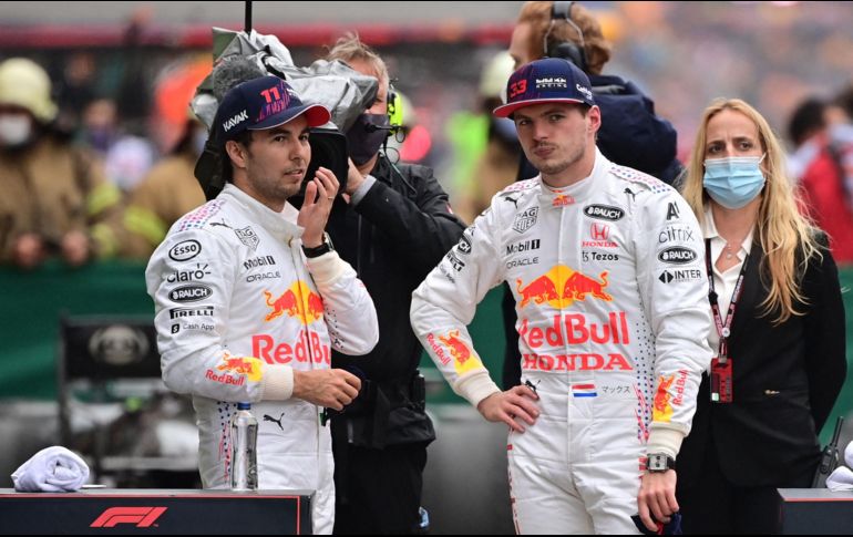 El piloto que más pagará por la renovación será Max Verstappen, compañero de Checo Pérez en Red Bull. AFP / ARCHIVO