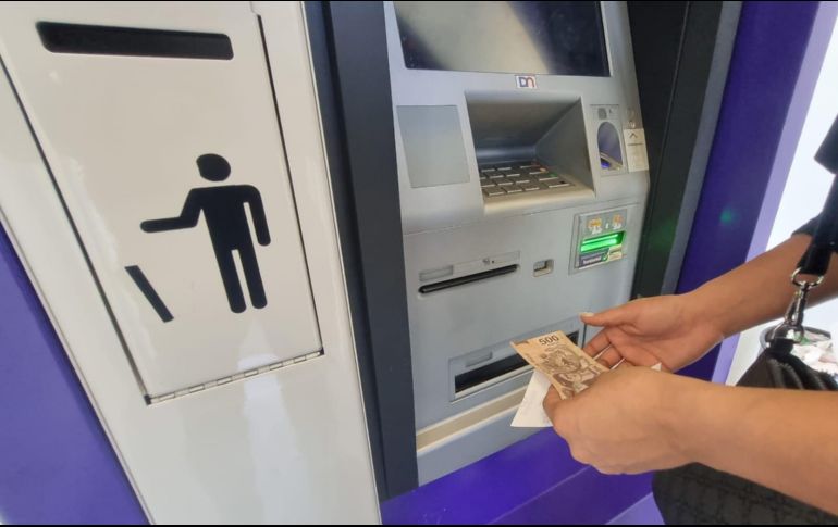 Es imprescindible mantenerse alerta cuando se retire efectivo de cajeros automáticos. EL INFORMADOR/ARCHIVO