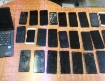 Policías lograron el aseguramiento de dos armas de fuego, equipos de cómputo y al menos 29 teléfonos celulares. ESPECIAL