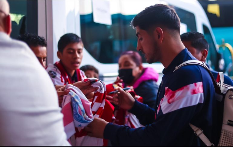 El equipo de Chivas se dio tiempo de atender a la afición que se dio cita a su llegada a San Luis Potosí. Twitter/@Chivas