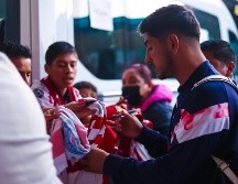 El equipo de Chivas se dio tiempo de atender a la afición que se dio cita a su llegada a San Luis Potosí. Twitter/@Chivas