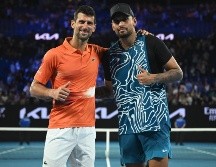 Novak Djokovic y Nick Kyrgios. El serbio (i) fue deportado el año pasado antes del Abierto de Australia debido a un problema con su visa relacionado a su negativa para confirmar si está vacunado contra el COVID-19. EFE / J. Ross