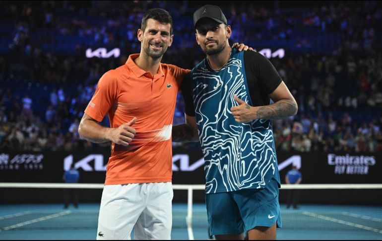 Novak Djokovic y Nick Kyrgios. El serbio (i) fue deportado el año pasado antes del Abierto de Australia debido a un problema con su visa relacionado a su negativa para confirmar si está vacunado contra el COVID-19. EFE / J. Ross