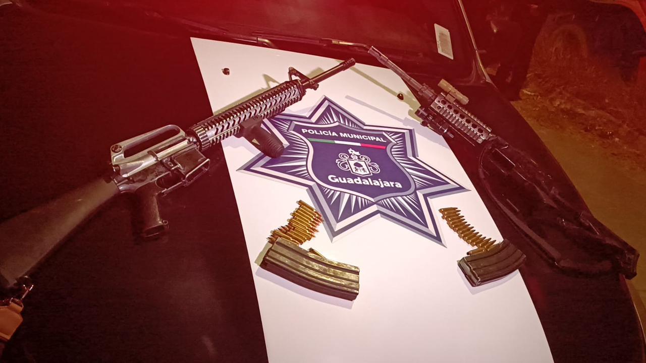 Hombre es detenido por disparar a oficiales, le aseguran dos armas largas