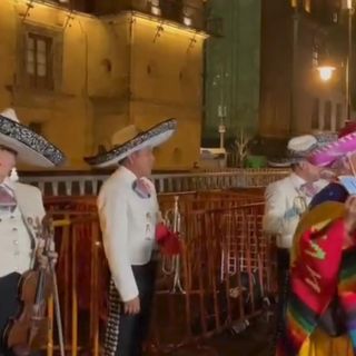 Llevan serenata a Beatriz Gutiérrez Müller a Palacio Nacional