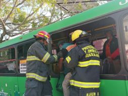 El chofer de la unidad fue canalizado por elementos de la Cruz Verde hacia un centro médico. ESPECIAL/ Protección Civil