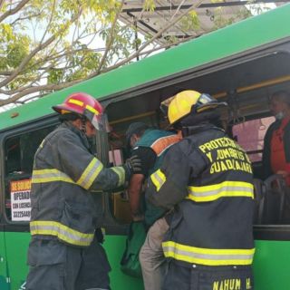 Chofer se desmaya y choca contra tienda de abarrotes