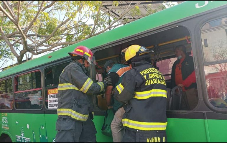 El chofer de la unidad fue canalizado por elementos de la Cruz Verde hacia un centro médico. ESPECIAL/ Protección Civil