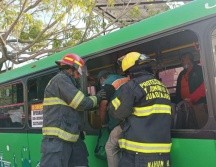 El chofer de la unidad fue canalizado por elementos de la Cruz Verde hacia un centro médico. ESPECIAL/ Protección Civil