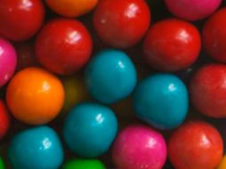 La goma de mascar y el chicle no son lo mismo debido a sus componentes, y la herencia de la cultura maya proviene de la goma de mascar que se obtiene de un proceso orgánico. UNSPLASH/ESPECIAL