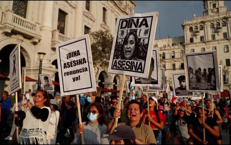 Decenas de personas participan en una nueva marcha contra el Gobierno de Dina Boluarte en Lima. EFE/P. Aguilar