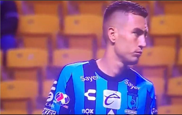 Todo parecía comenzar de manera normal cuando de repente en el intro para iniciar el en vivo se escuchó de fondo la voz del comentarista que dijo: 