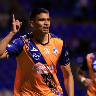 Puebla aprovecha expulsión y vence a Querétaro