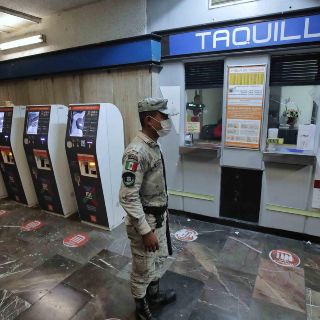 Suspenden a dos elementos de la GN por detener a manifestante en el metro
