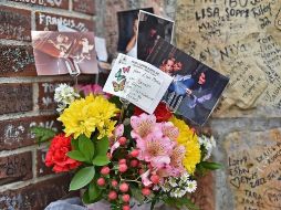 Fans dejan cartas y obsequios en Graceland para homenajear a Lisa Marie Presley. AFP/J. Ford